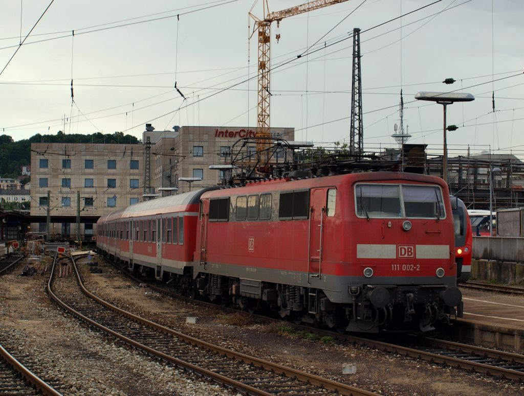 Heute fahren hier moderne Lirex Zge des privaten Unternehmen Agillis. Am 29.7.10 stand 111 002-2 mit der Regionalbahn Ulm Hbf - Ingolstadt Hbf im Ulmer Hbf und wartete auf den Abfahrauftrag.