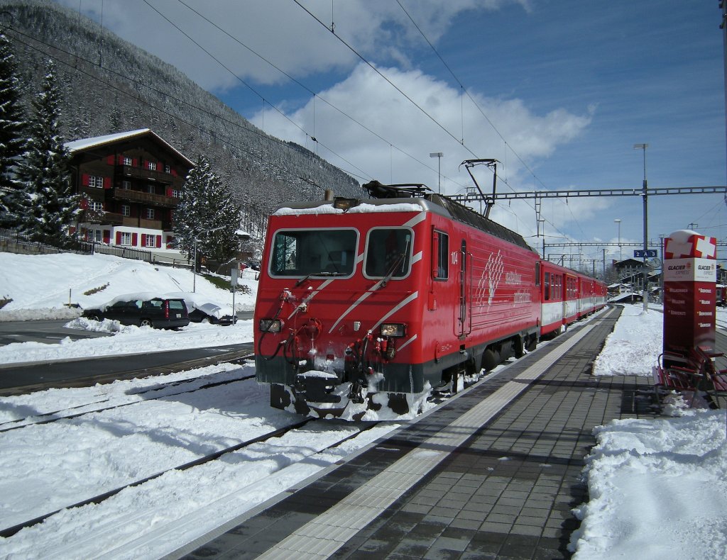 HGe 4/4 mit einem Regionalzug in Disentis. 
22. Mrz 2010
