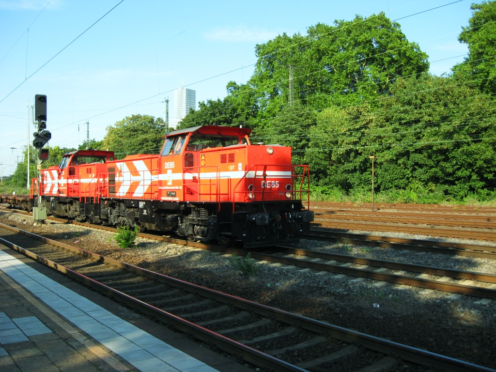 HGK DE 85 + HGK DE 71 fahren am 06.08.09 mit leeren Containerwagen durch Kln-West.