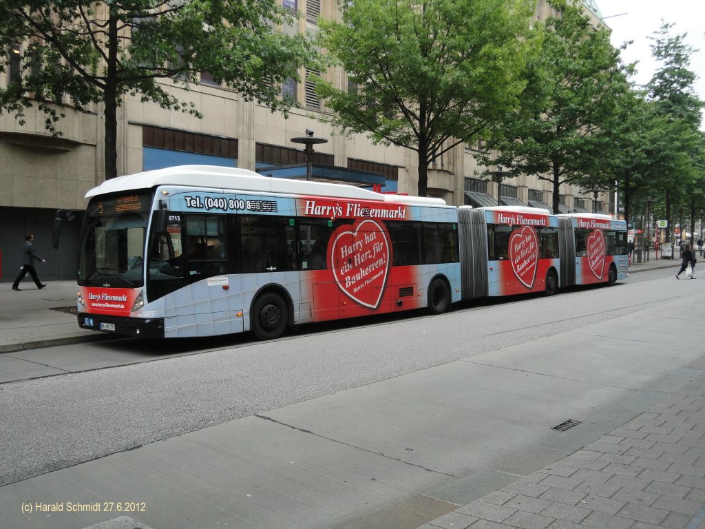 HHA 8713 am 27.6.2012 auf der Metrobus-Linie 5 nach Nedderfeld an der Haltestelle Gerhart-Hauptmann-Platz in der Mnckebergstr.
