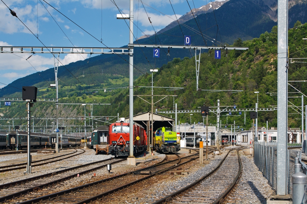 Hier die Antwort warum wir nicht auf der Terrasse zum Sitzen gekommen sind: Wir waren fast im Depot in Brig. Blick auf das Depot beim Bahnhof Brig am 28.05.2012, unteranderem zusehen die BLS Am 843 503-4 (MaK 1700 BB) und links hinter dem Mast ein Rettungszug der SBB.