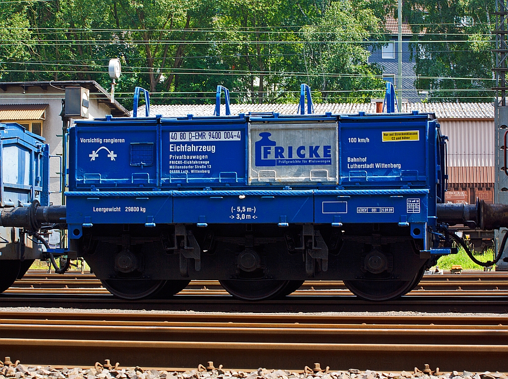 Hier im Detail einzeln -  Eichwagen  der Fa. Fricke Eichfahrzeuge 40 80 D-EMR 9400 004-4 er hat ein Eigengewicht von 29,8 t plus max. 10 t Eichnormale. Nur fr Streckenlast C2 oder hher zugelassen. Die Wagon hat eine Lnge ber Puffer von 5,5 m und einen Abstand der Endradstzen von 3 m. Aufgenommen am 11.08.2012 in Kreuztal.