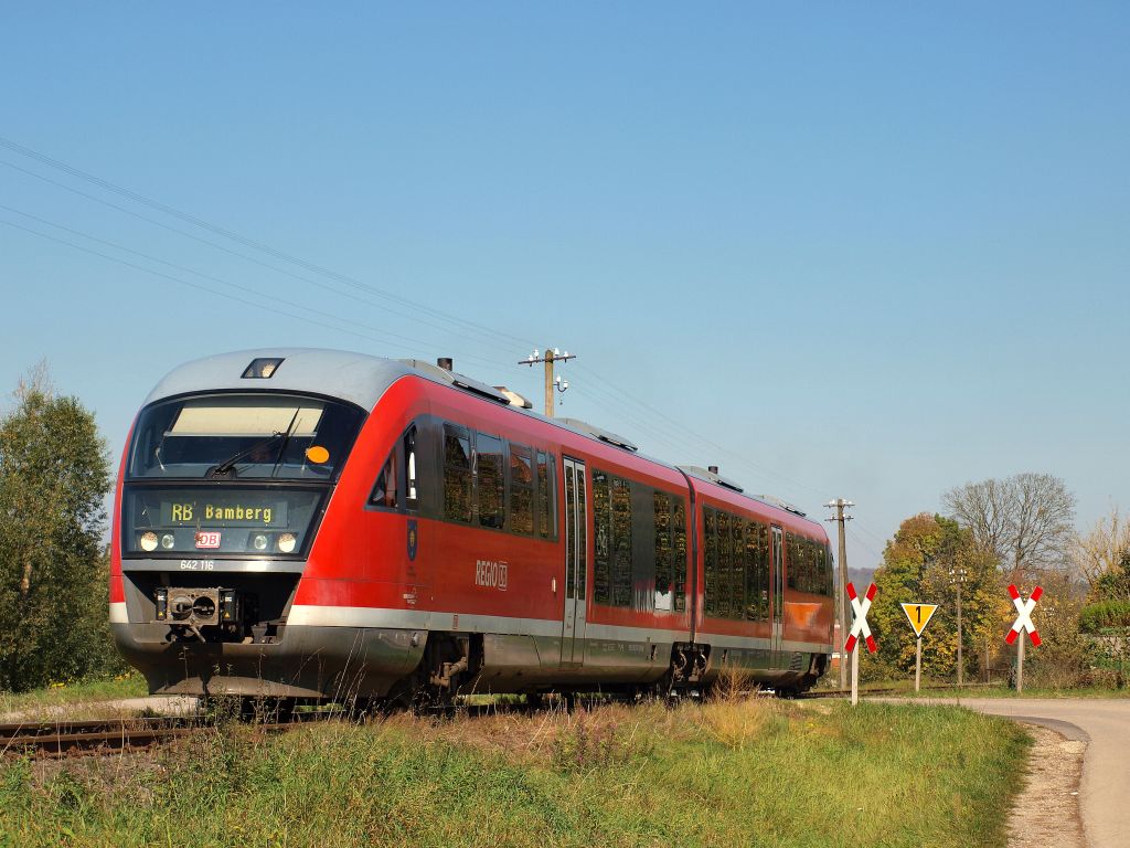 Hier fhrt 642 116 kurz Hinter dem Bahnhof Reckendorf ber einen Bahnbergang. Welches Bild ist nach eurer Meinung das Bessere ?? Das oder das Vorherige.