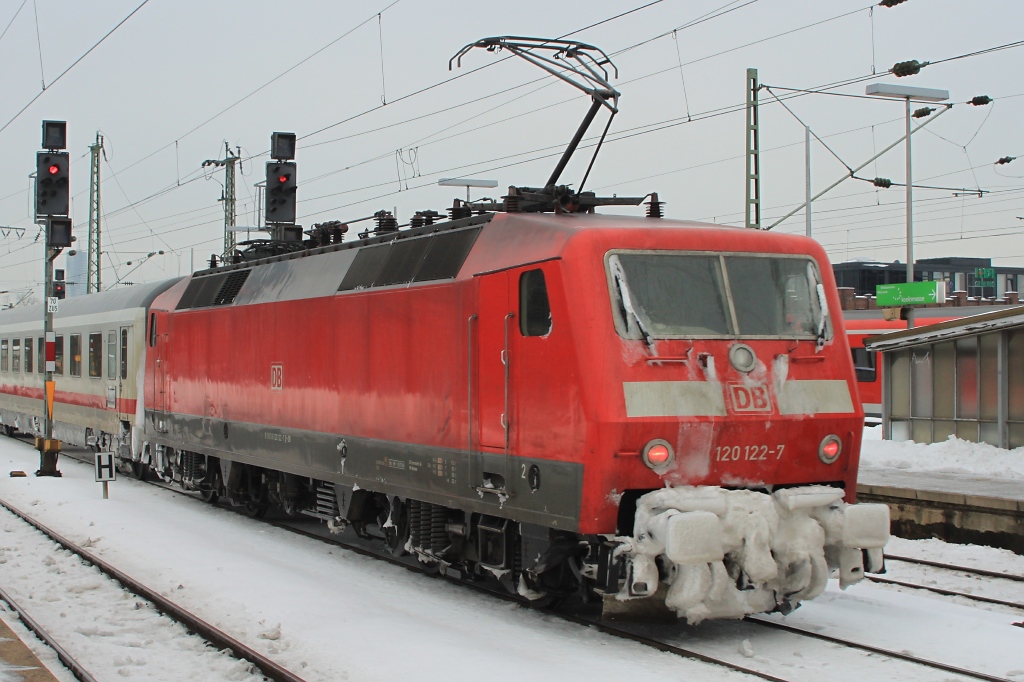 Hier heits wohl  Eis am Puffer ... 120 122 mit einem IC am 28.12.10 bei der Durchfahrt von Kln Deutz