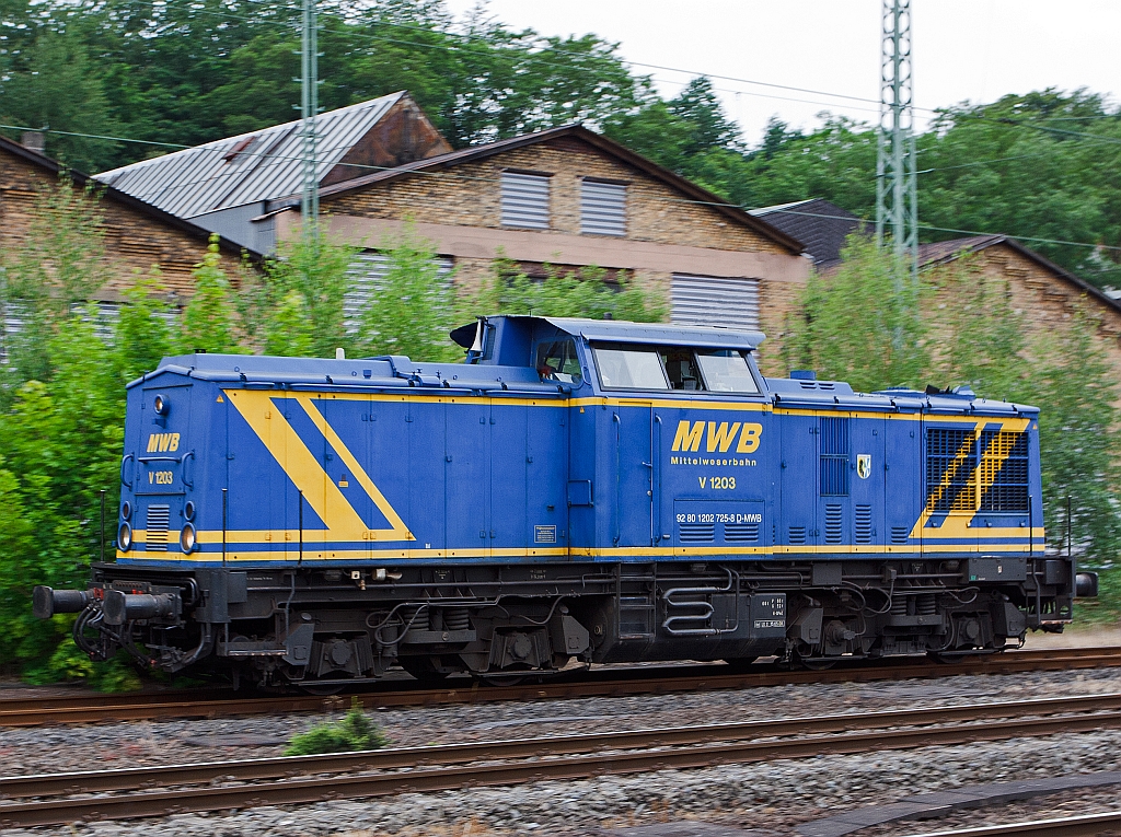 Hier ist mir unbewusst ein Mitzieher gelungen:
Die V 1203 (ex DB AG 202 725-8, ex DR 110 725-8) der Mittelweserbahn (MWB) rangiert am 17.06.2011 in Betzdorf/Sieg. Die DR V100 wurde 1974 bei VEB-LEW, Hennigsdorf unter Fabrik-Nr. 14426 gebaut.