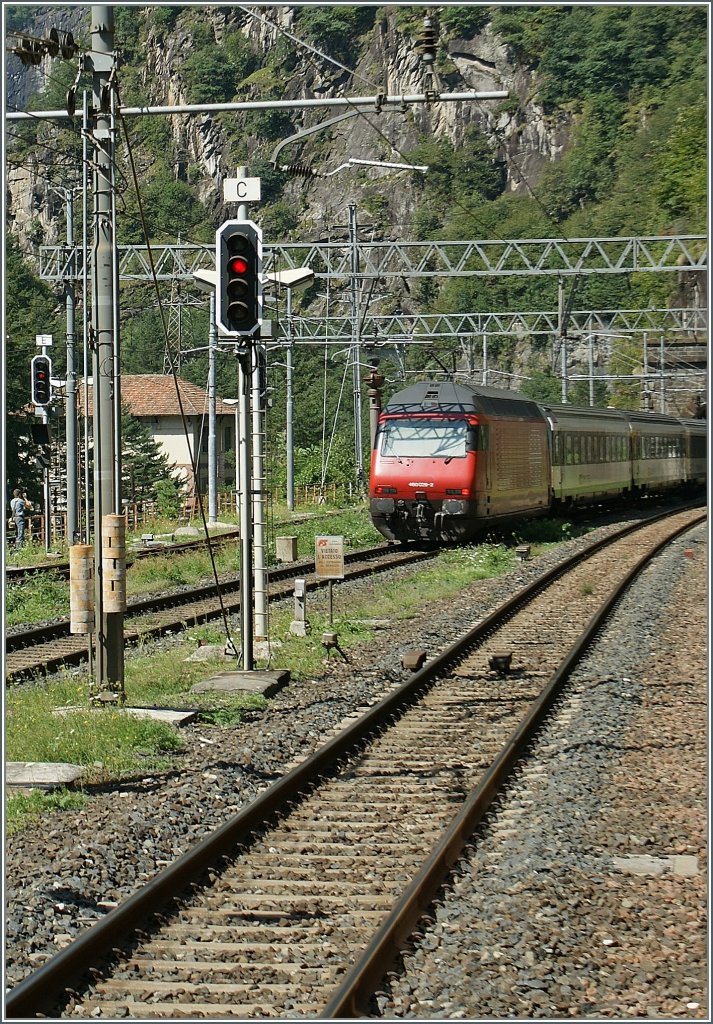 Hier ist die Re 460 029-6 mit einem IR Richtung Norden in Iselle unterwegs und wird bald in den Simplon Tunnel einfahren.
20.08.2011