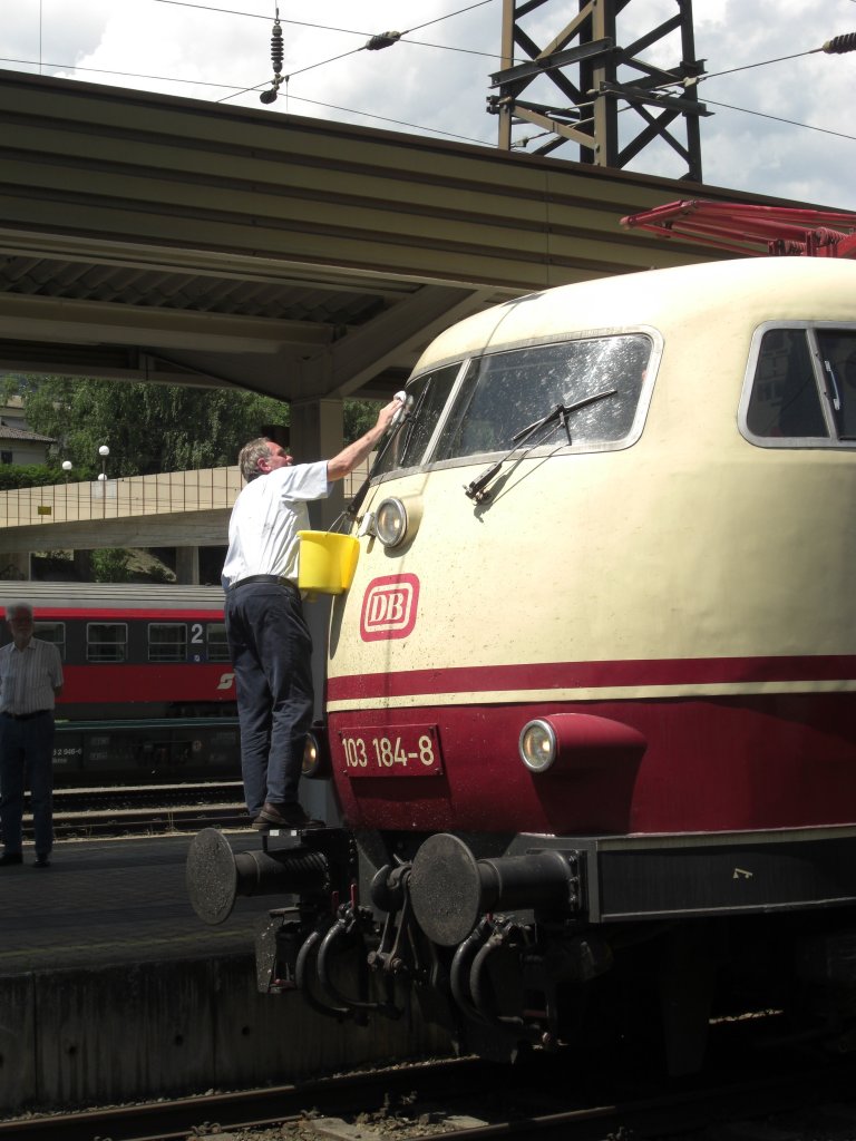 Hier sorgt der Lokfhrer bei 103 184-8 wider fr klare Sicht. Aufgenommen am
30. Oktober 2011 in Kufstein.