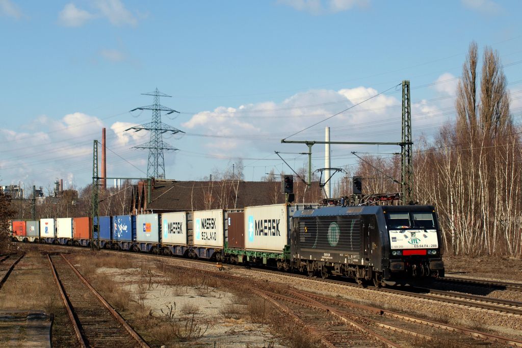 Highlight Nr.1  ITL ES 64 F4-289 kam mit einem langen Containerzug durch Unterelbe gefahren am 19.3.