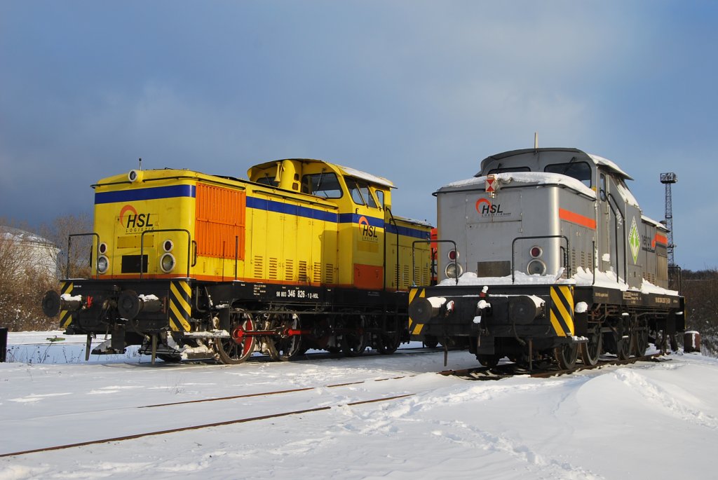 HSL-Rangierbock 346 826 und die an HSL vermietete 345 230 zeigen sich am 26.12.2010 im lhafen Rostock.345 230 ist bei der EGP eingestellt.