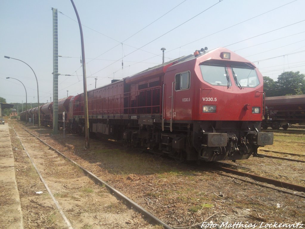 Hvle BlueTiger V330.5 beim Rangieren im Bahnhof Bergen auf Rgen am 27.7.13