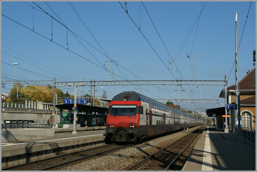 IC DOSTO Steuerwagen auf der Fahrt nach Genve Aroport bei der schnellen Durchfahrt in Morges. 
21.10.2011