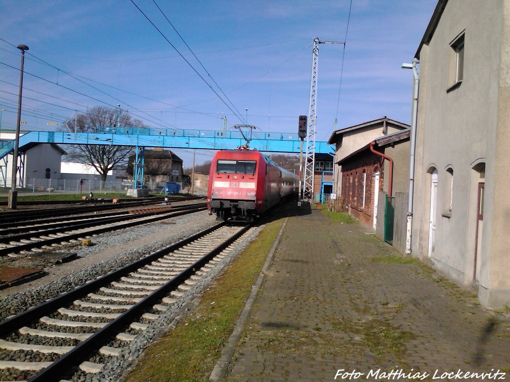 IC mit 101 069-- mit Ziel Ostseebad Bint bei der Ausfahrt aus Bergen auf Rgen am 19.4.13