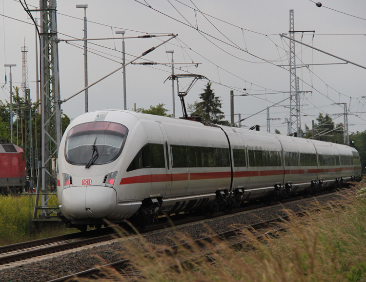 ICE 1609 von Warnemnde nach Mnchen Hbf bei der Ausfahrt im Rostocker Hbf.(17.06.2011)