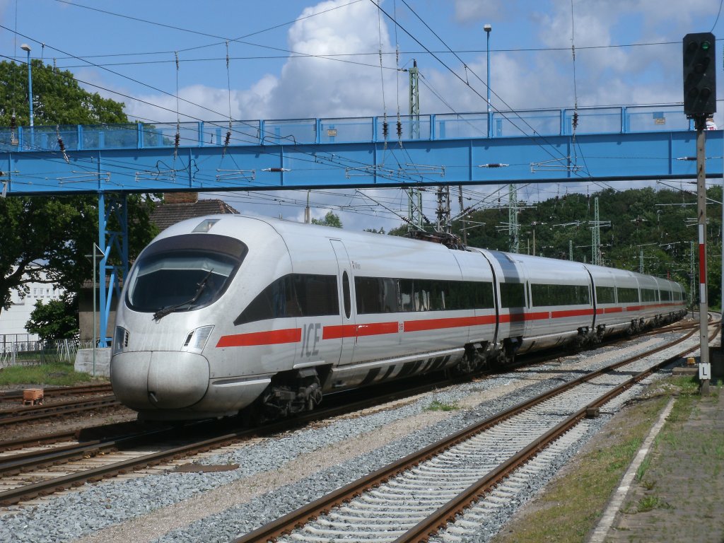 ICE 1715 Binz-Mnchen wurde,am 25.Juni 2011,vom sterreichischen 4011 090/590(DB 411 090/590)gefahren als Dieser in Bergen/Rgen einfuhr.