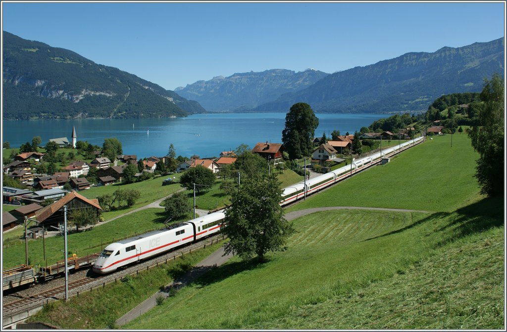 ICE am Thunersee bei Faulensee auf der BLS Strecke Spiez Interlaken.
27. Aug. 2012