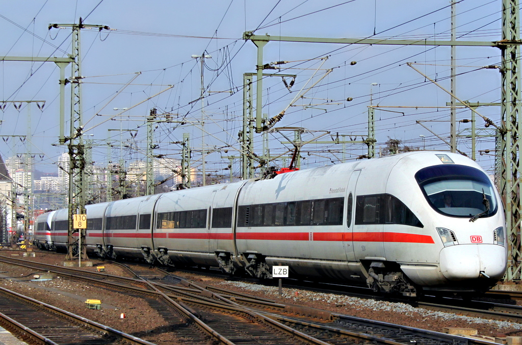 ICE  Hansestadt Rostock  als 1. Zugteil am ICE nach Frankfurt am 03.03.12 in Fulda