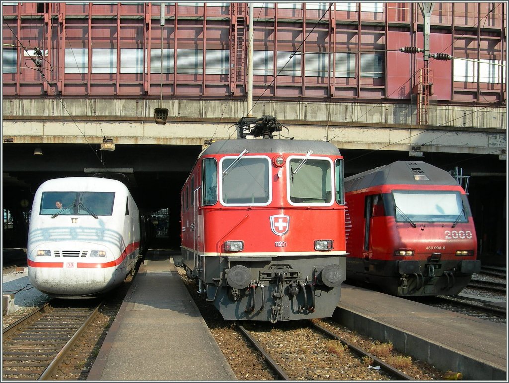 ICE, Re 4/4 II 11221 und Re 460 in Basel SBB.
05. Juli 2006