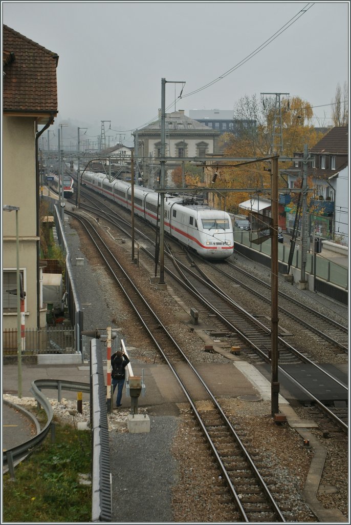 ICE Richtung Olten bei der Durchfahrt in Liestal.
6. Nov. 2011