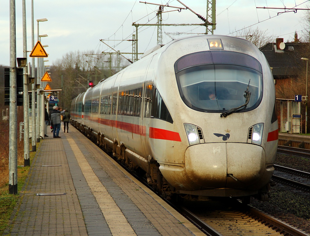 ICE TD 605 005 und der defekte 605 006 verlassen hier gerade nach kurzem Halt Schleswig. 8.1.12