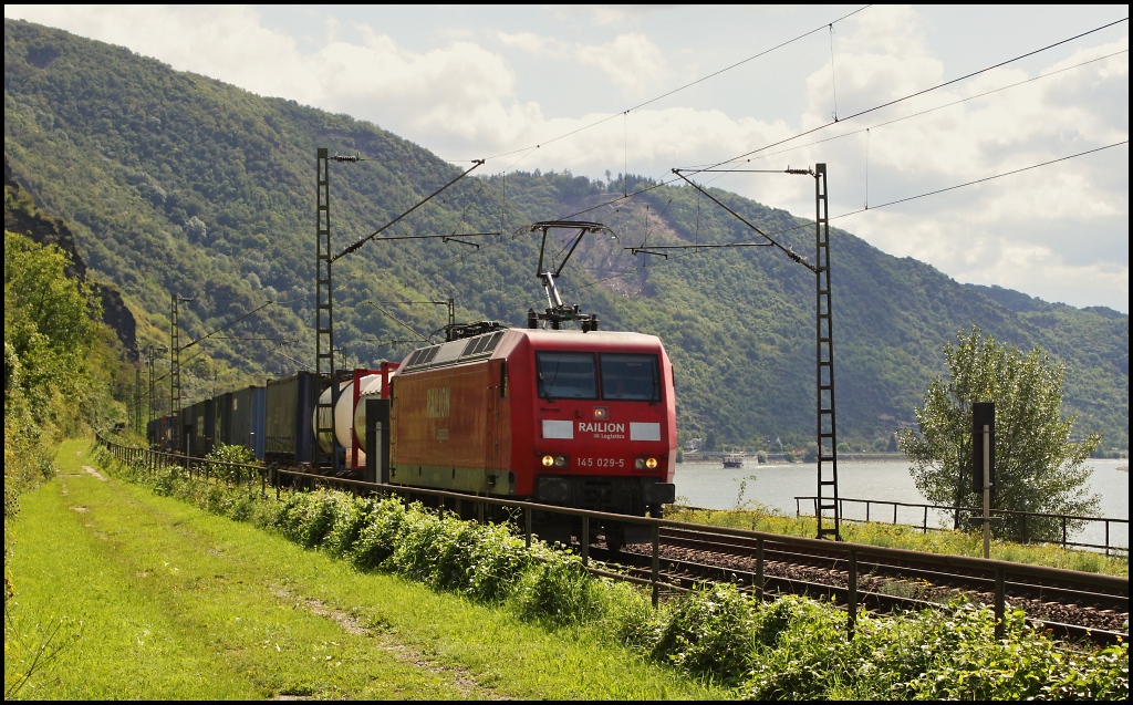 Ich fands trotz Gegenlicht schon schn... 145 029 mit Gterzug in Richtung Norden am 30.08.11 in der Nhe von Kamp Bornhofen