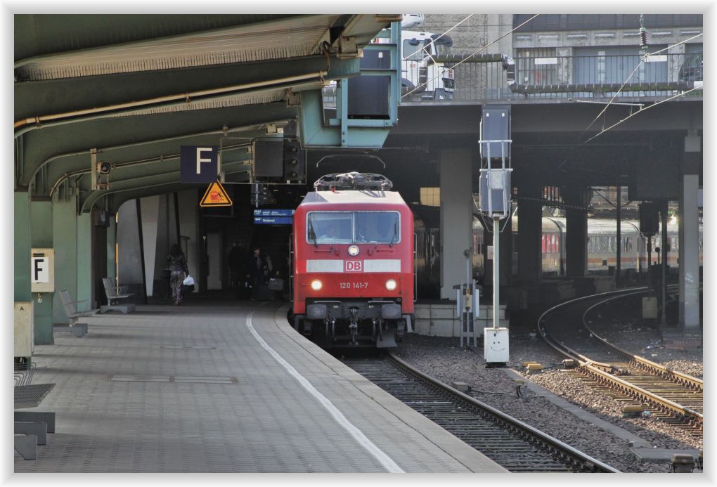 Ich fange mal ganz locker und uninteressant mit meinen Bildern aus Hamburg an. 120 141 am 13.08.10 im Hamburger Hbf.