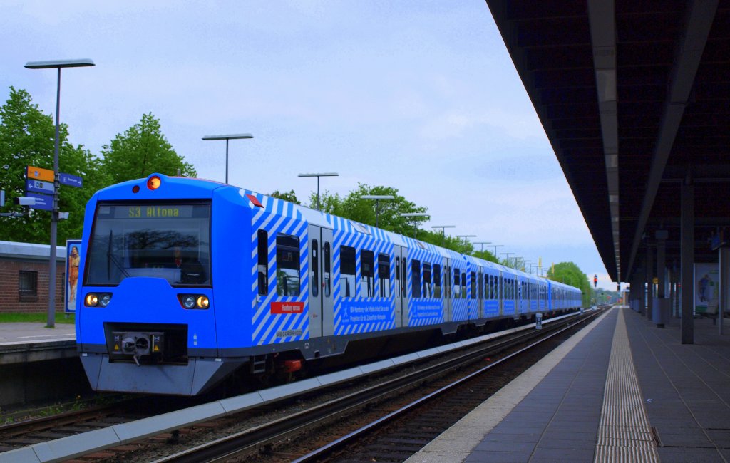 Ich find die Werbung nicht schn gerade dieses Intensive Blau gefllt mir nicht. Hier stehen 474 104 & 106 kurz vor der Abfahrt im Bahnhof Neugraben am 13.5