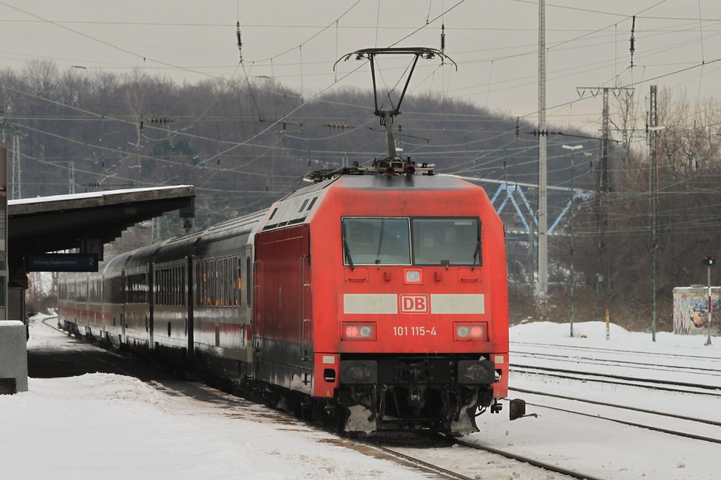 Ich hab noch ein paar Schnee-Bilder gefunden...vielleicht findet ihr sie ja interessant, da wir ja so lange keinen Schnee mehr gehabt haben....101 115 schiebt am 28.12.10 einen IC durch den Bahnhof Kln West in Richtung Hbf.