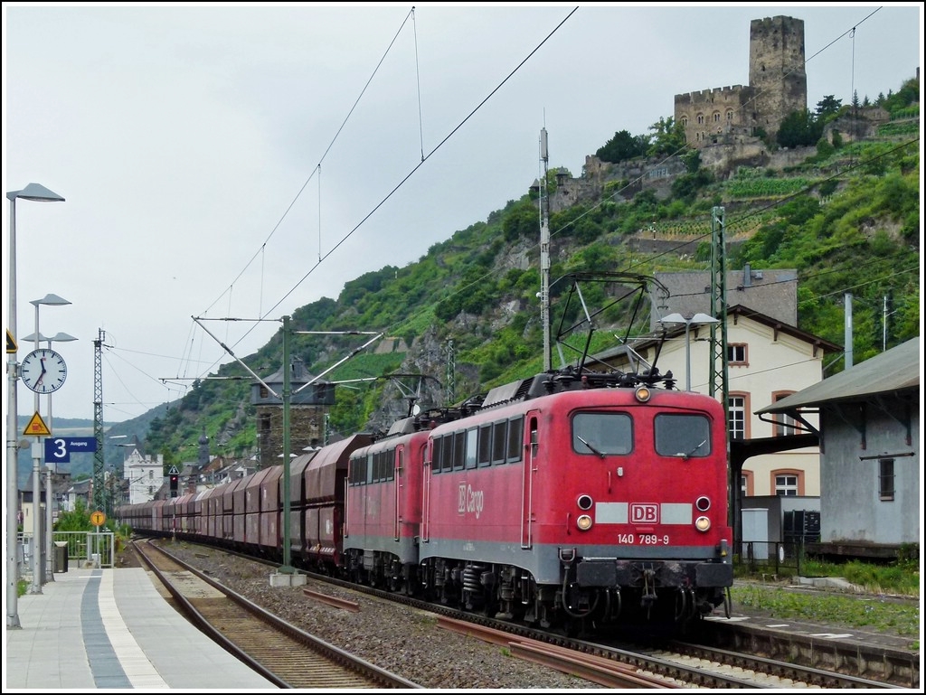 Ich habe auch noch ein 140er Bild fr Armin gefunden: Bei leichtem Nieselregen zieht die 140 789-9 zusammen mit einer Schwesterlok einen Gterzug durch den Bahnhof von Kaub. 25.06.2011 (Jeanny)