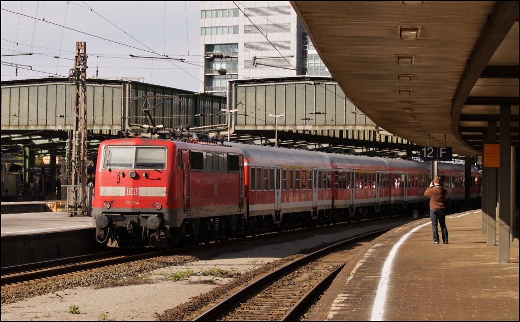 Ich war nicht der Einzigste, der den Auslser drckte...111 114 schiebt hier ihren Zug in den Duisburger Hauptbahnhof. (09.04.11)