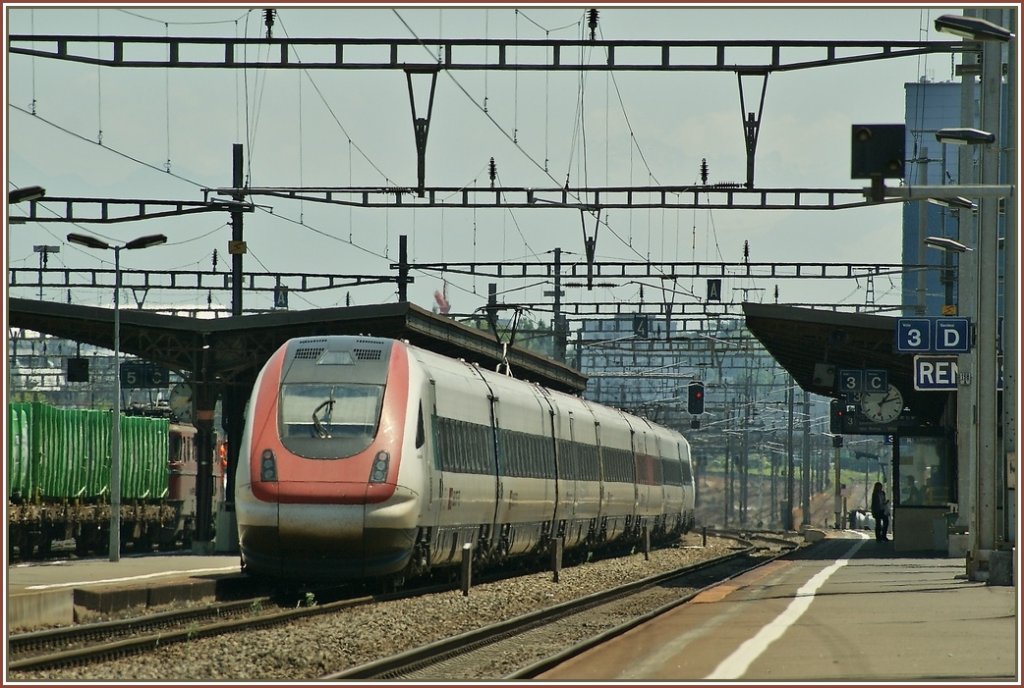 ICN 1520 St. Gallen - Lausanne kurz vor dem Ziel bei der Durchfahrt in Renens VD am 4. Juni 2010.