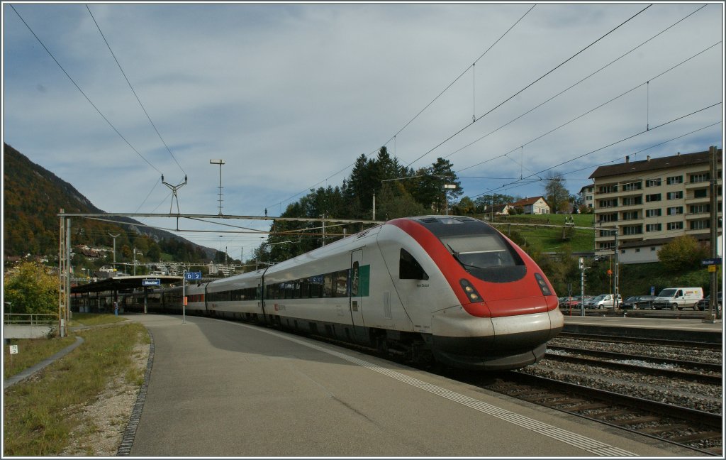 ICN Richtung Genve-Aroport beim Halt in Moutier. 
18. Okt. 2012