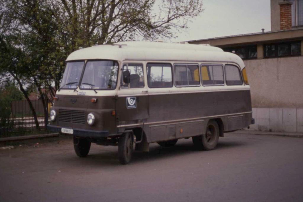 IFA Robur Kleinbs der ungarischen Post hier 
am 15.9.1989 in Tiszafred am Rande der Puszta.