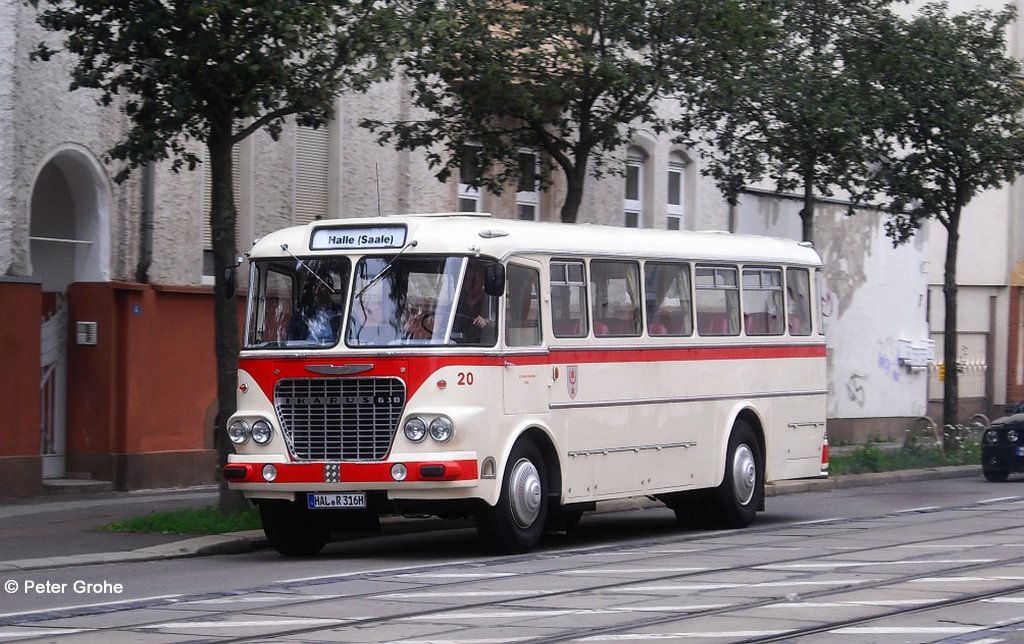 IKARUS 630, Fahrzeug 20 der Verkehrsbetriebe Halle, fotografiert in Halle / Saale in der Freiimfelder Strae am 15.07.2011