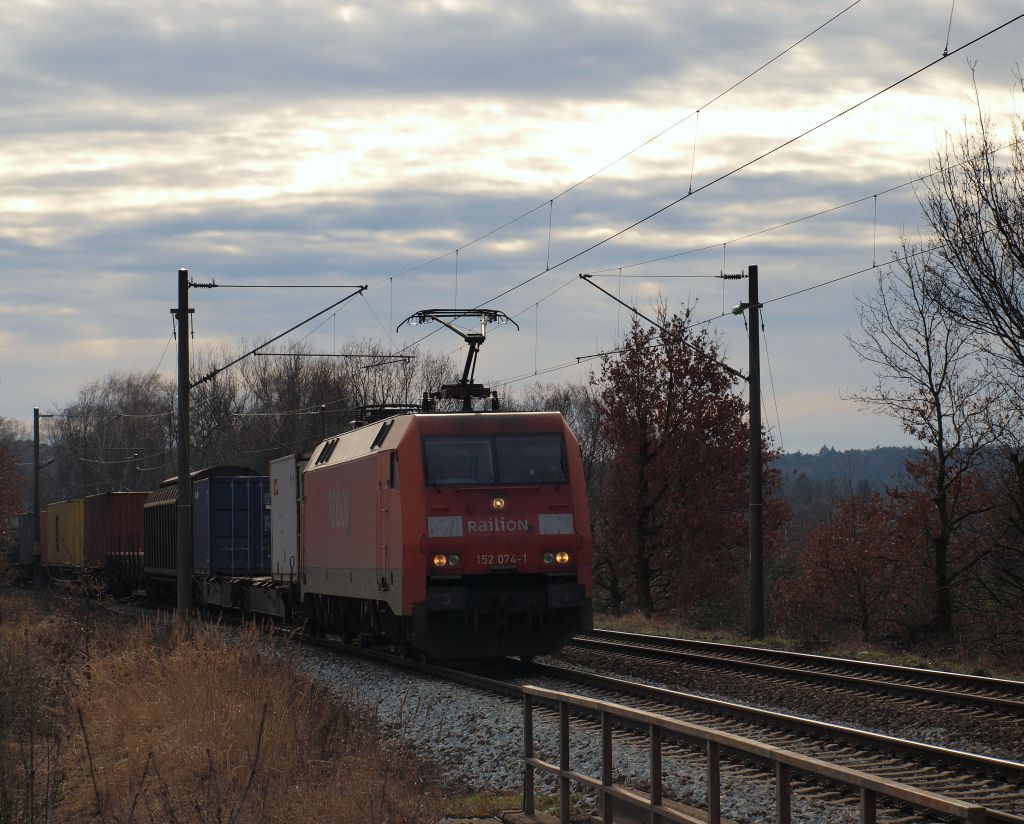 Im allerbesten Gegenlicht kam 152 074 durch Moorburg gerollt um die Container im Hafen abzugeben.