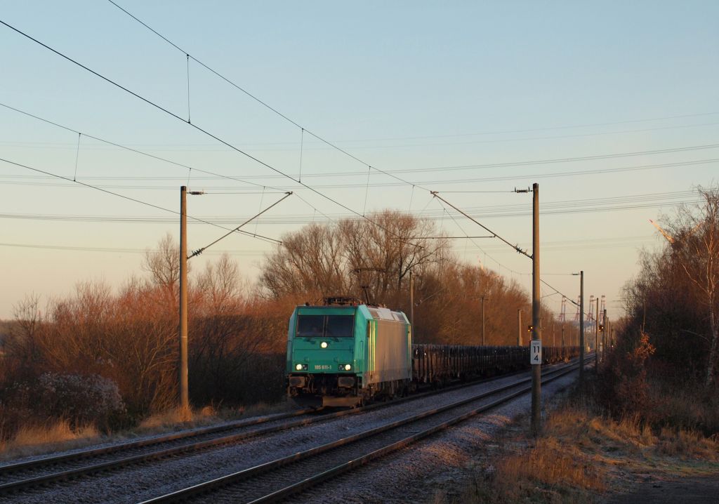 Im allerersten Licht rollte 185 611-1 mit einem Stahlrollenzug durch Moorburg am 14.1.12.