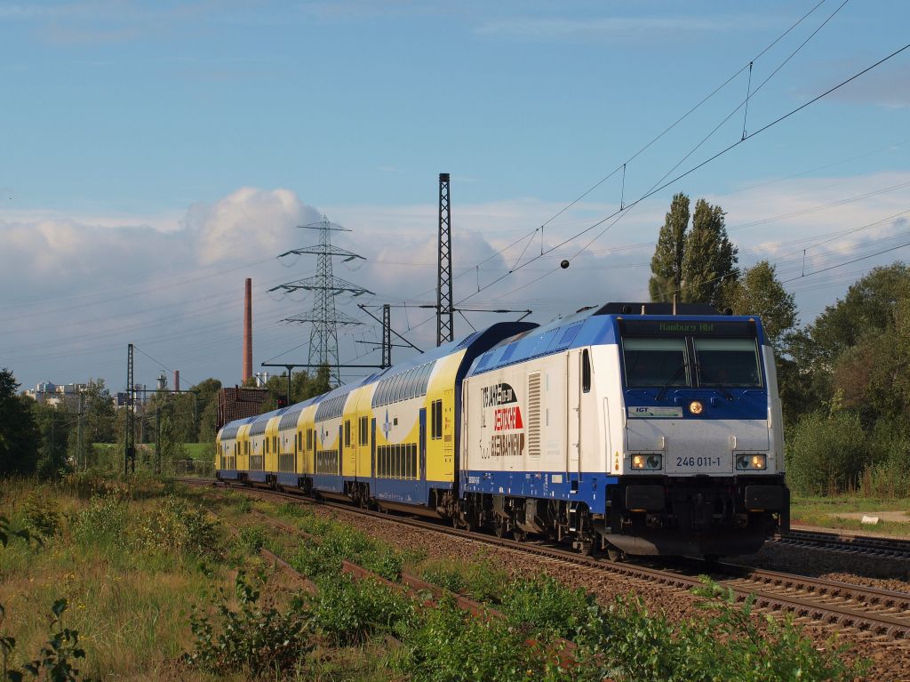 Im Aushilfsdienst fr Metronom konnte ich 246 011-1 mit dem Metronom 81522 von Cuxhaven nach Hamburg Hbf in Unterelbe fotografieren.