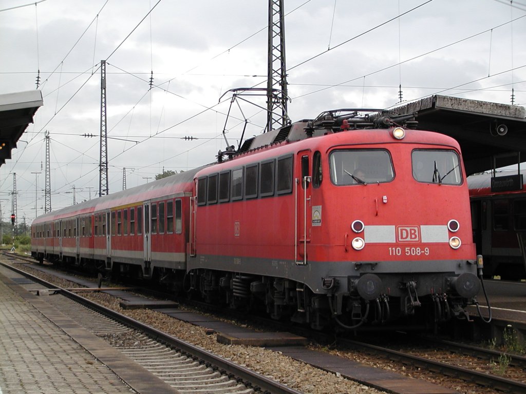 Im Bahnhof Donauwrth zeigt sich am 06.07.2007 die 110 508.