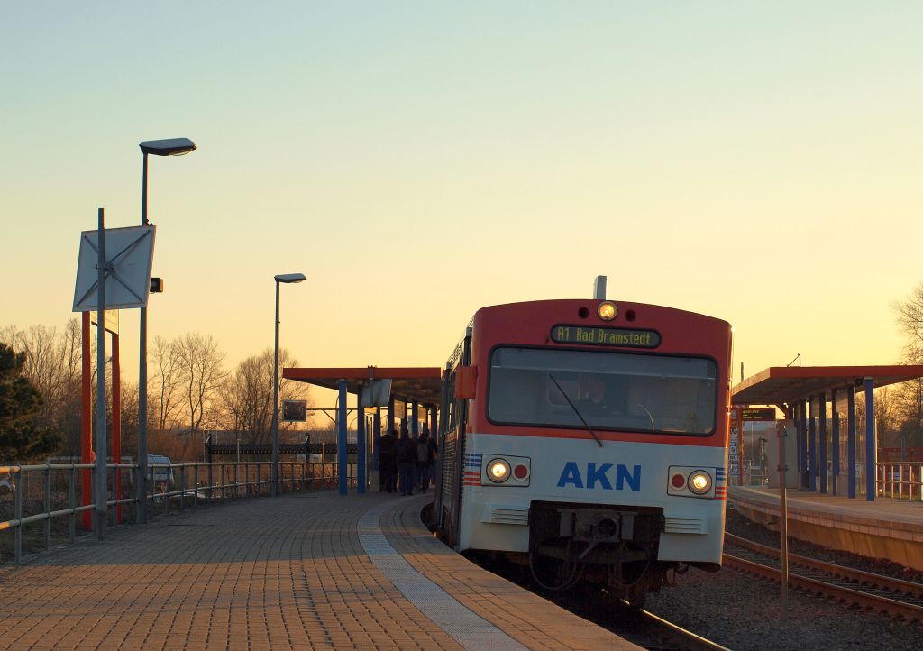 Im Bahnhof Kaltenkirchen Sd standen am Abend des 28.1. 2 VT2E der AKN mit dem Ziel Bad Bramstedt. 