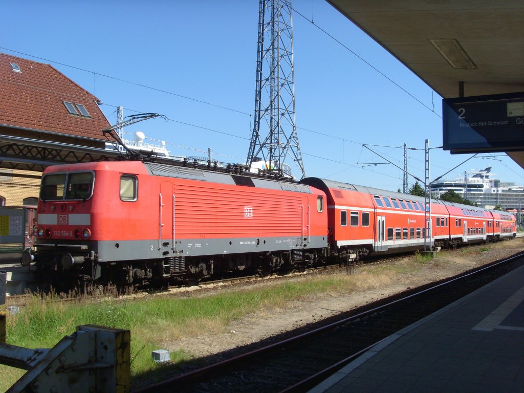 Im Bahnhof von Warnemnde konnte 143 564-3 am 29.06.11 angetroffen werden.