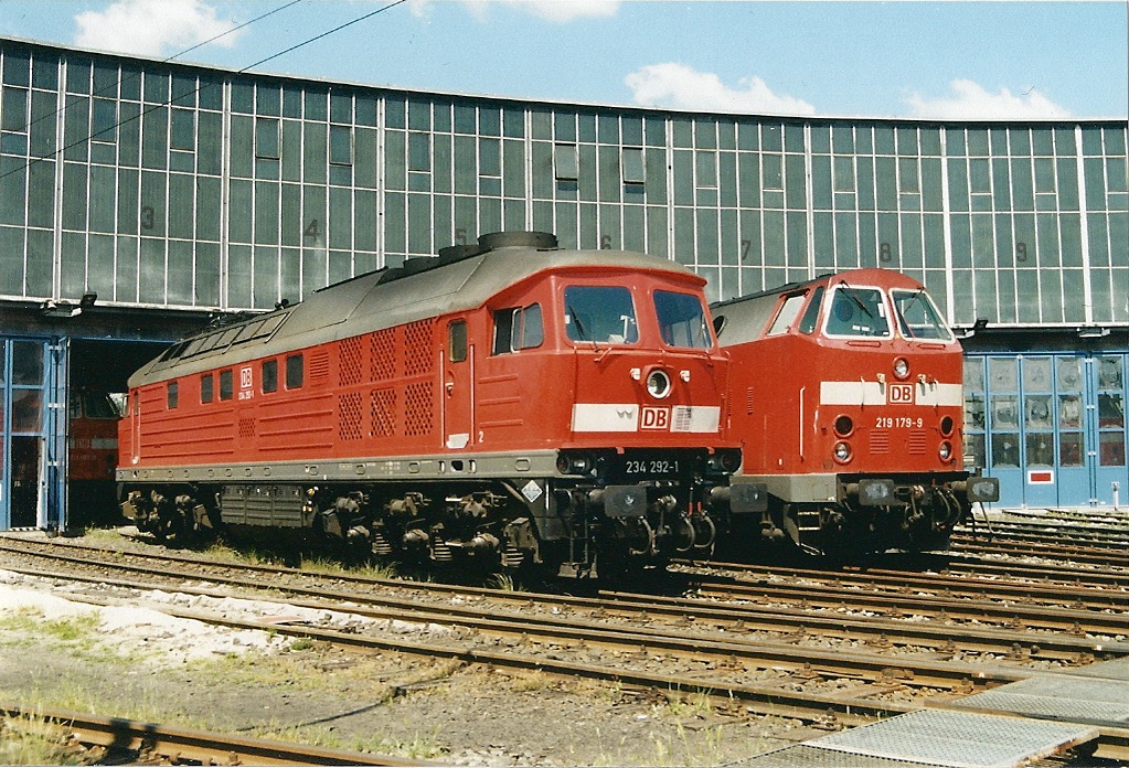 Im Bw Cottbus zeigen sich am 02.06.2002 die 234 292 und das U-Boot 219 179.