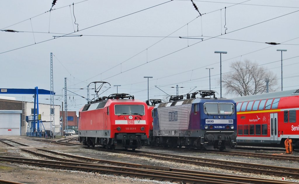 Im Bw Rostock Hbf zeigt sich am trben 27.03.2010 die 120 203 neben der RBH-Lok 143 286. 