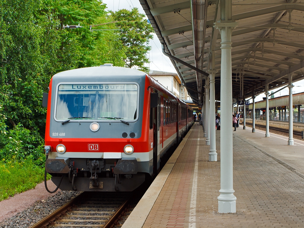 Im Hbf Trier steht 928 488-6 / 628 488-9 als RE 14 (DeLux-Express) zur Abfahrt nach Luxembourg bereit. 
Er muss aber nach auf den verspteten RE 1 Koblenz - Tier - Saarbrcken warten.
Der Triebzug wurde 1993 bei LHB Linke-Hofmann-Busch, Salzgitter unter den Fabriknummern 126-1 bzw. 126-2 gebaut.