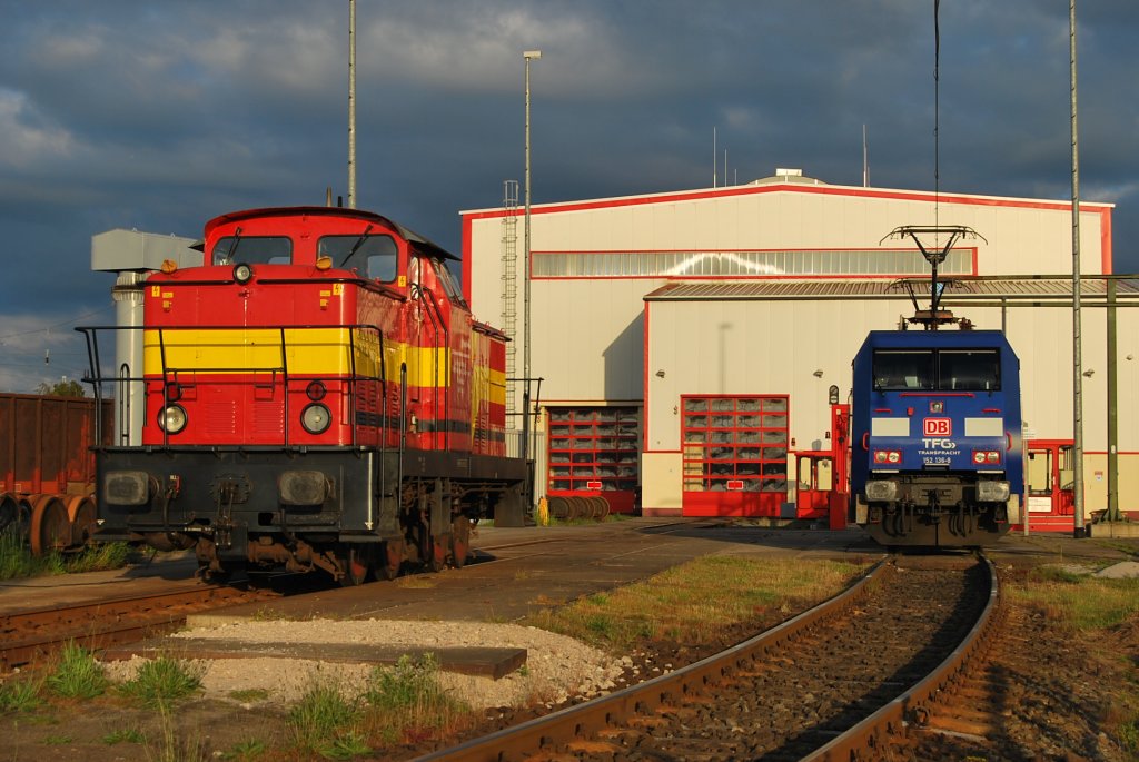 Im letzten  Bchsenlicht des 16.06.2009 zeigen 152 136 un die Werklok 1 des Bw Rostock-Seehafen an der Einfahrt zur Werkstatt.