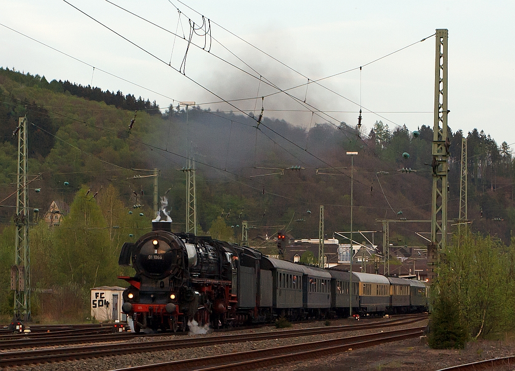 Im letzten Licht, gegen 20:10 Uhr kommt dann der zweite: Die Dreizylinder-Schnellzuglok 01 1066 der UEF, ex DB 012 066-7 zieht den zweiten Sonderzug der Eifelbahn, auf der Rckfahrt von Gieen, ber die Siegstrecke (KBS 460) in Richtung Kln. Hier am 28.04.2012 in Betzdorf/Sieg.