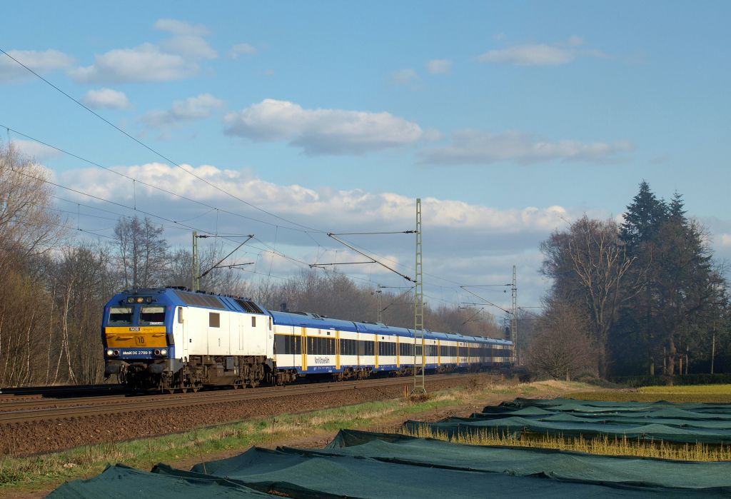 Im Nebel der Osterfeuer rauschte DE 2700-10 mit der NOB nach Westerland/Sylt durch Halstenbek am 7.4.12.