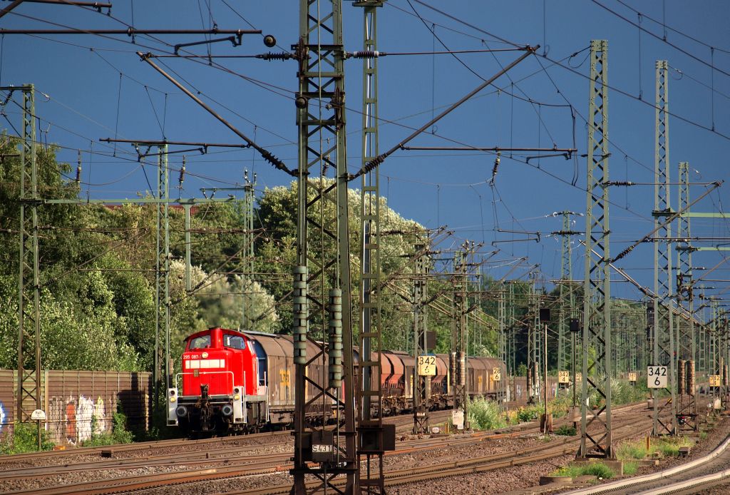 Im Spotlight kam 295 087 mit einem bergabezug nach Billwerder RBF am 28.8 durch Hambrug-Harburg gefahren.