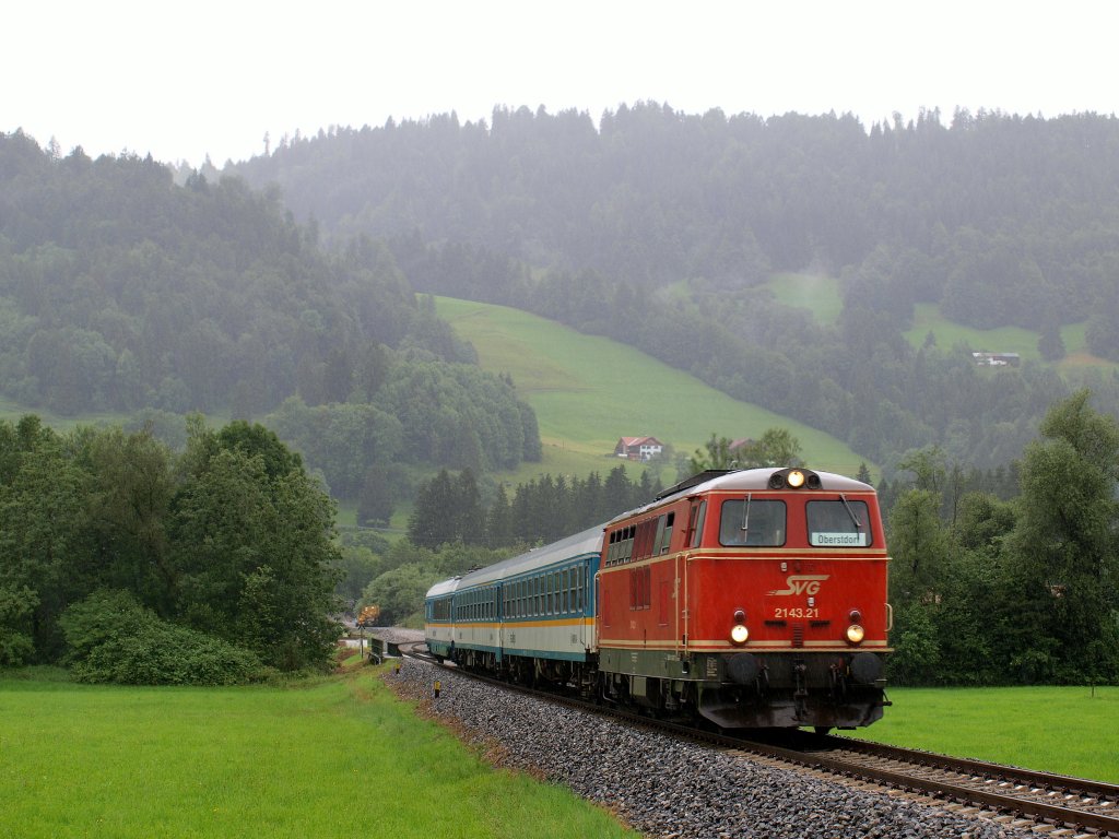 Im strmenden Regen fuhr SVG 2143.21 mit dem Alex von Immenstadt kommend durch die Oberstdorfer Landschaft am 5.8