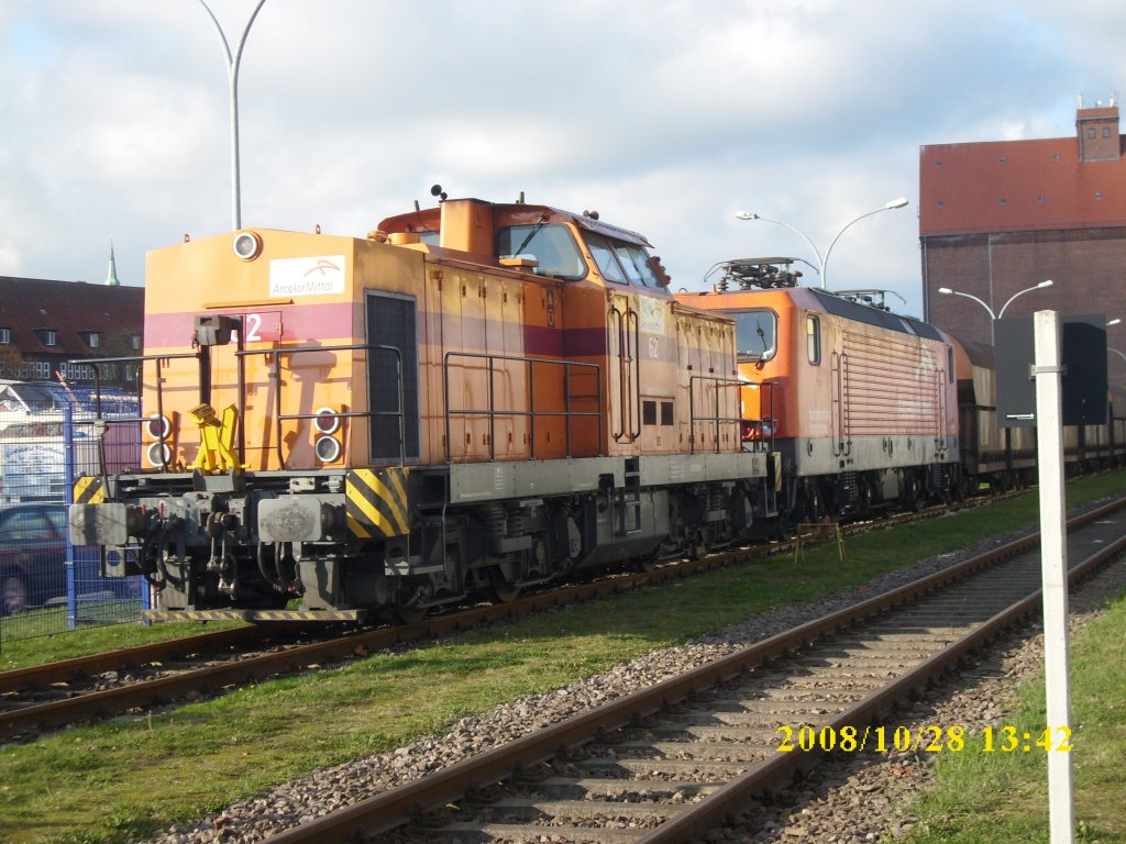 Im bergabebereich zum Nordhafen von Stralsund stand am 28.Oktober 2008 die EKO 62 und 143 001.