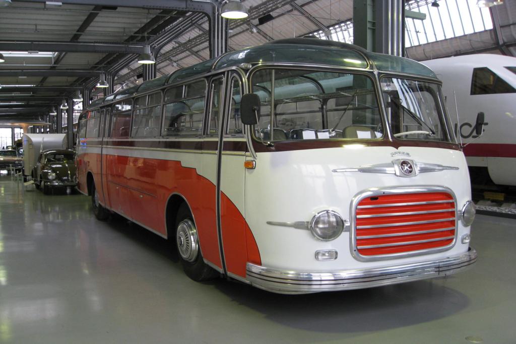 Im Verkehrs Museum in Mnchen an der Theresienwiese stand am 10.5.1998
dieser Setra S 7 Reisebus.