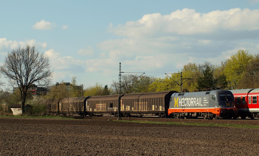 Im vllig falschen Moment kam Hectorrail Taurus 182.531 durch Halstenbek gefahren.